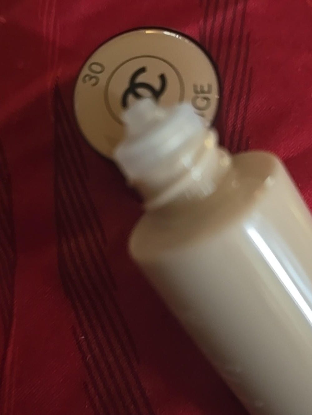 CHANEL Vitalumière Aqua Liquid Foundation - 30 Beige - Picture 3 of 3